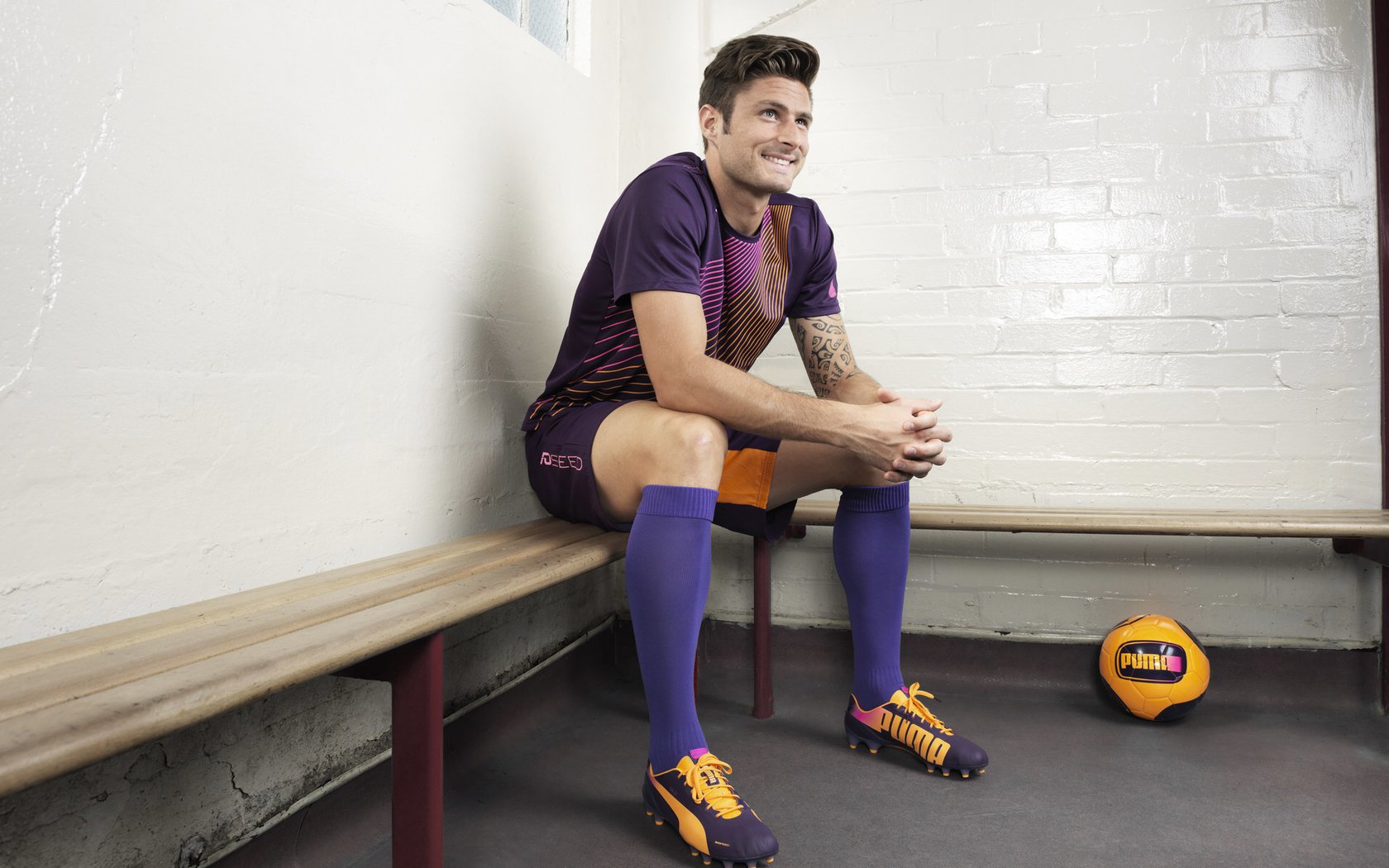 国家队在友谊赛中检验替补球员的竞技状态，国家队队友俱乐部对手